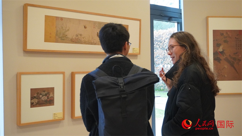 劍橋大學(xué)學(xué)者參觀宋畫特展。人民網(wǎng) 徐量攝