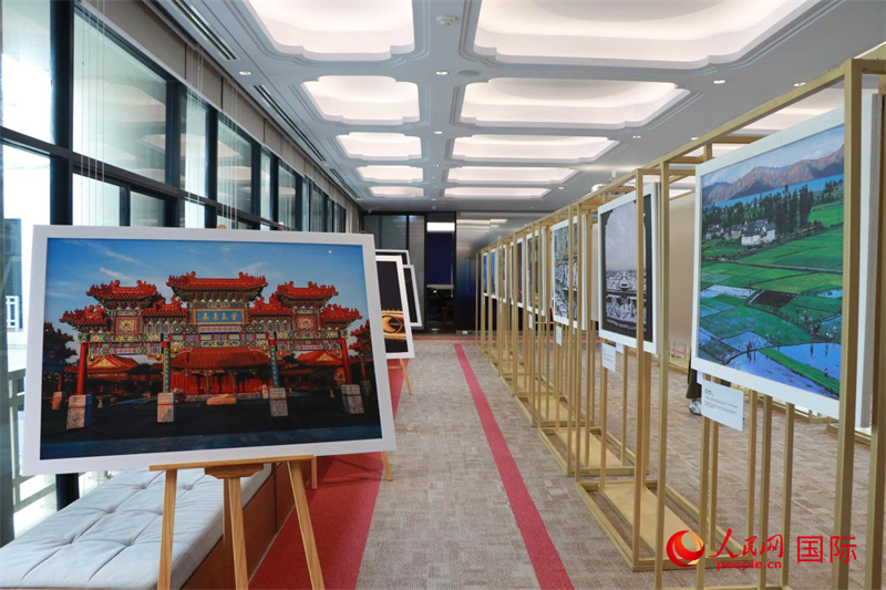 “遇見”攝影展現(xiàn)場。朱瀟逸攝
