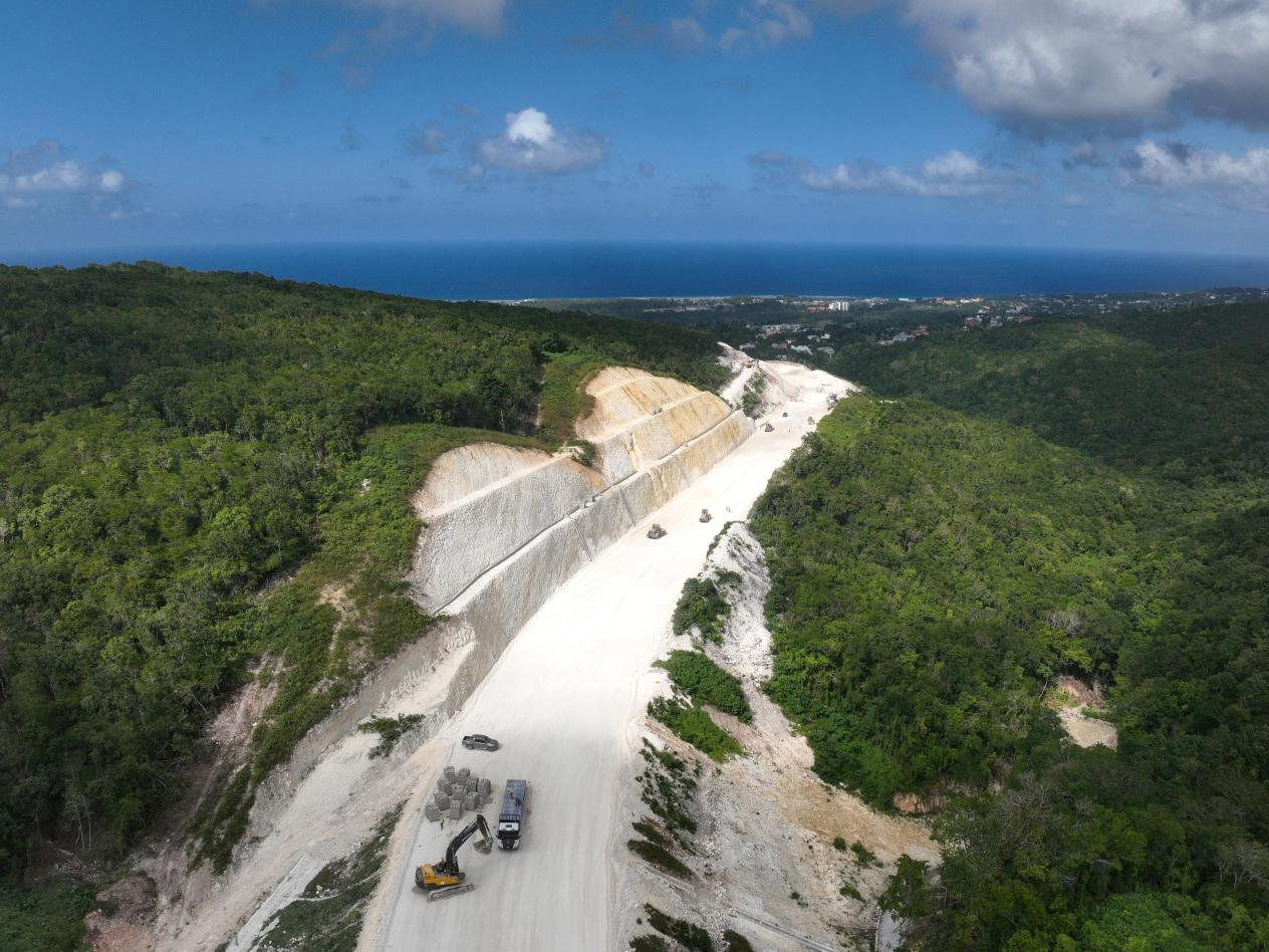 圖為中企承建的牙買加蒙特哥貝繞城路項目基層試驗段正在進行攤鋪和碾壓施工，相關(guān)施工工作已于近日順利完成。中國港灣美洲區(qū)域公司供圖