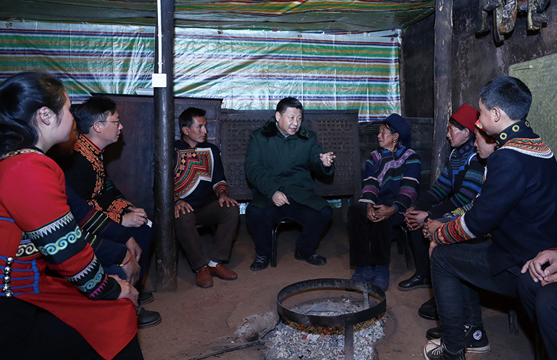 △2018年2月11日，四川涼山彝族自治州昭覺縣三岔河鄉(xiāng)三河村，習(xí)近平總書記來到村民節(jié)列俄阿木家中看望。