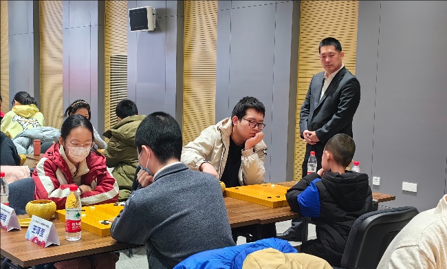 常昊觀戰(zhàn)年輕棋手們比賽。人民網(wǎng)記者 李乃妍攝