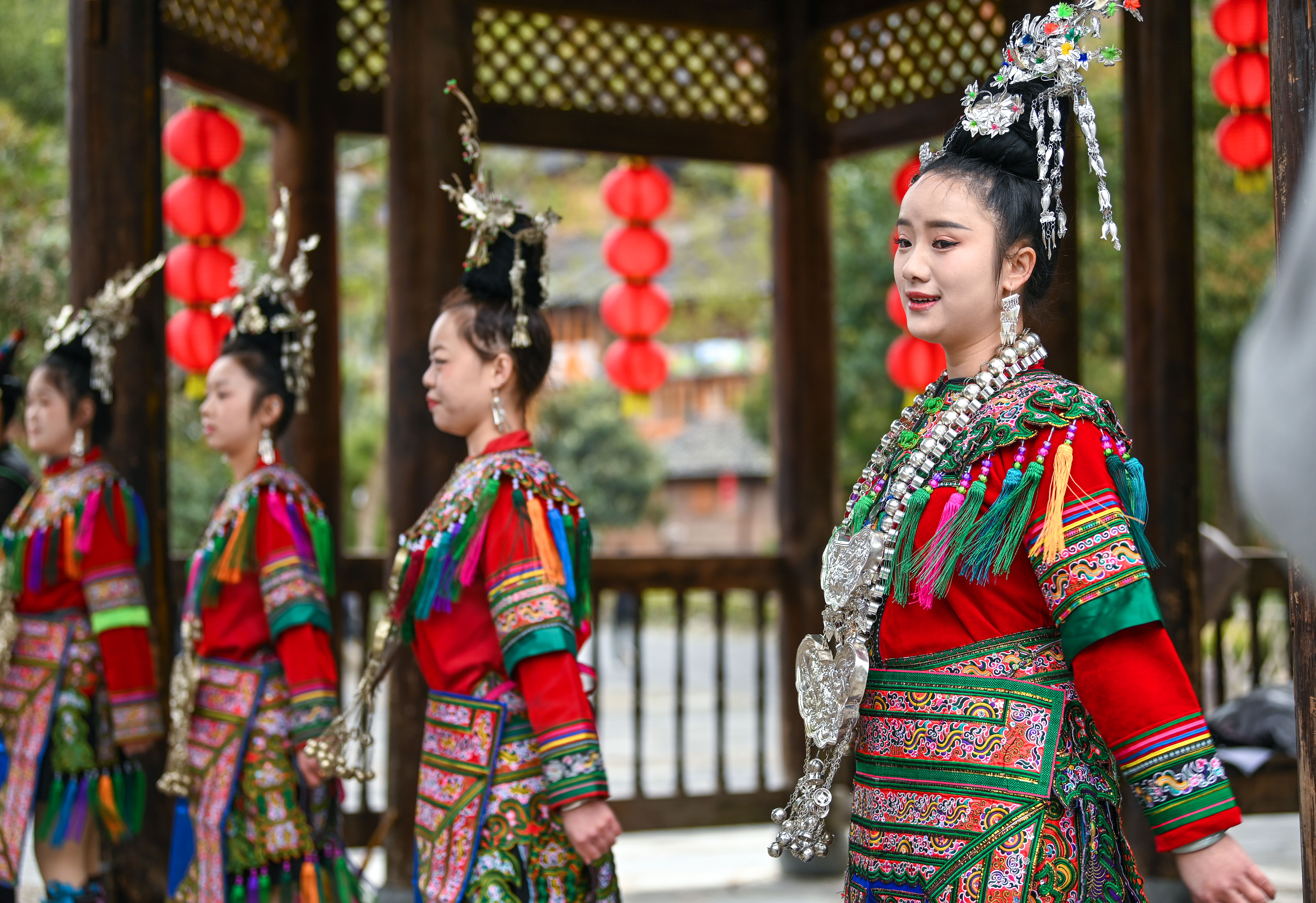  2025年3月18日，侗族群眾在貴州省黎平縣肇興侗寨給游客演唱侗族大歌。
