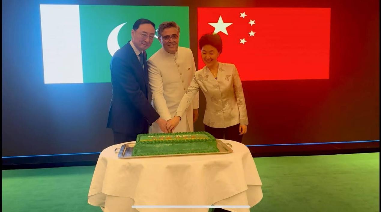 外交部副部長(zhǎng)孫衛(wèi)東（左）、巴基斯坦駐華大使卡里爾·哈什米（中）、中聯(lián)部副部長(zhǎng)孫海燕（右）共切蛋糕。巴基斯坦駐華大使館供圖