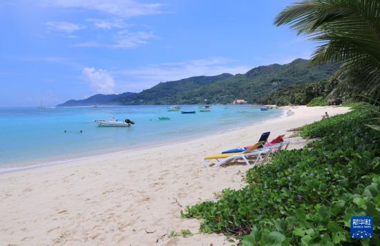 3月19日，游客在塞舌爾馬埃島海邊休閑。新華社記者 董江輝 攝