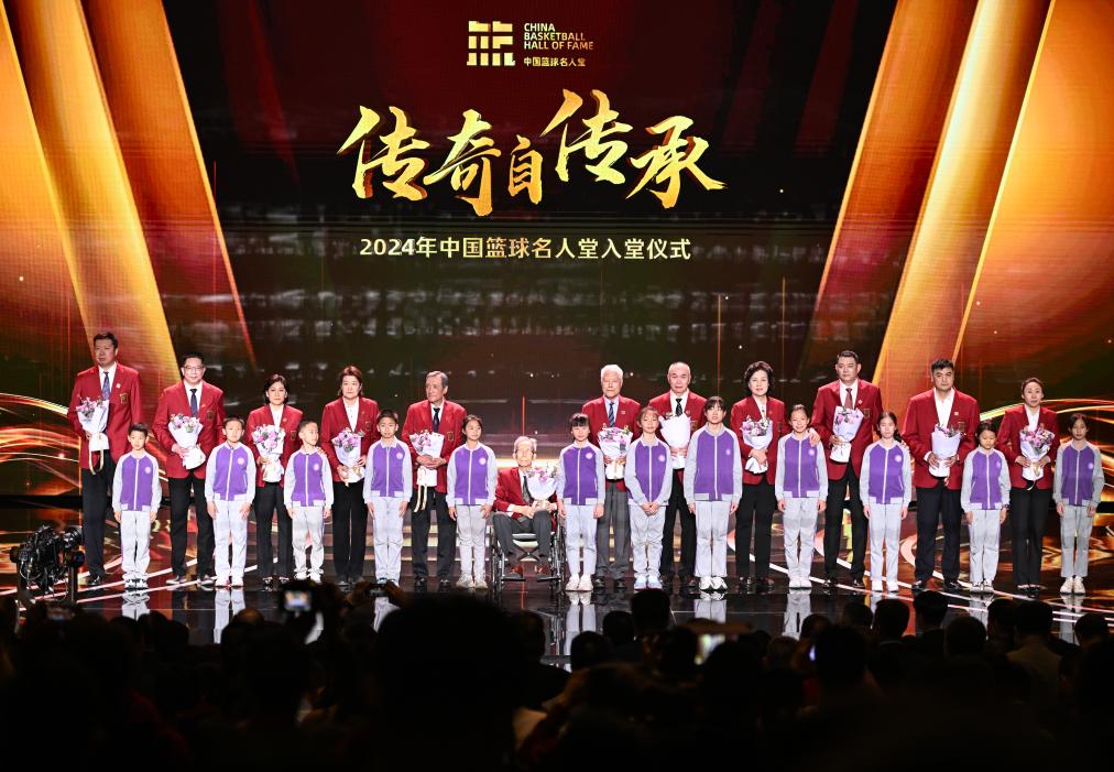 3月23日，在場的各屆中國籃球名人堂入堂人物在入堂儀式上合影留念。新華社記者 陳鐘昊 攝