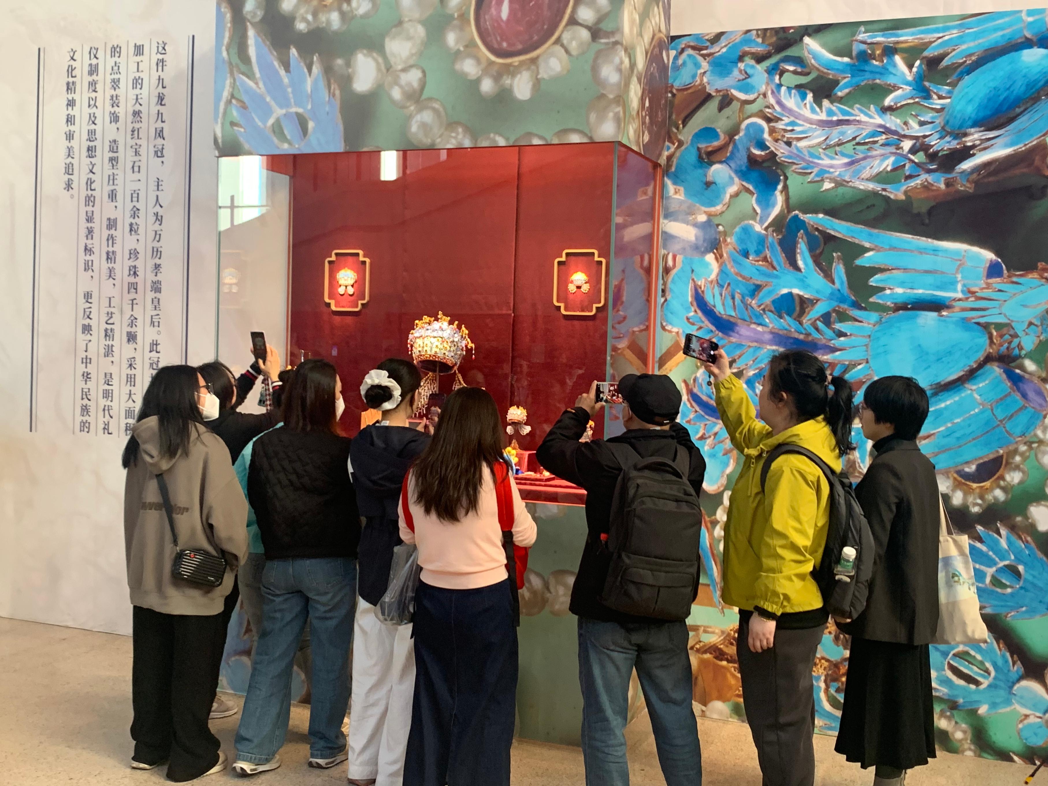 觀眾參觀國(guó)博鳳冠系列文創(chuàng)產(chǎn)品。人民網(wǎng)記者 劉穎穎攝