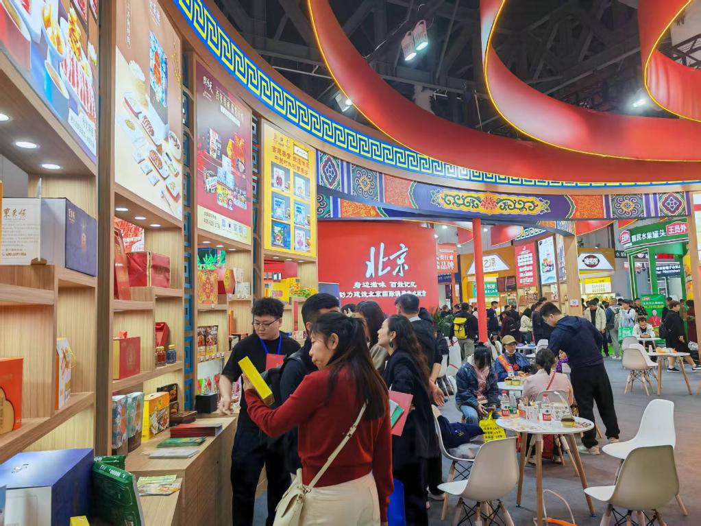 3月25日，在四川省成都市舉行的第112屆全國糖酒商品交易會中華老字號專區(qū)，展商們在展位前交流。新華社記者 張海磊 攝