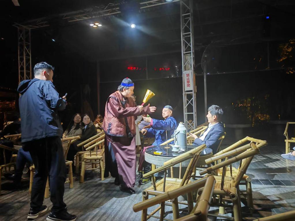 3月24日，《鶴鳴傳奇》在四川省成都市人民公園鶴鳴茶社演出。新華社記者 張海磊 攝