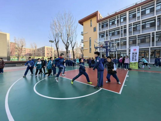 北京師范大學(xué)實驗小學(xué)開展跳繩比賽。