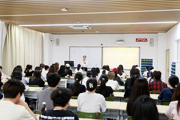 深圳職業(yè)技術大學黨委副書記、校長許建領為學生授課。學校供圖
