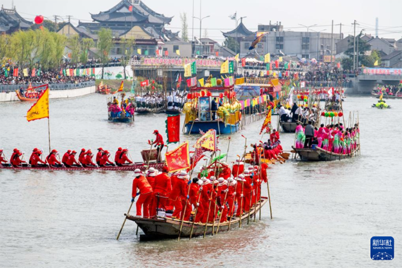 ?4月4日，選手在參加茅山會(huì)船盛會(huì) 。?新華社發(fā)（楊玉崗 攝）