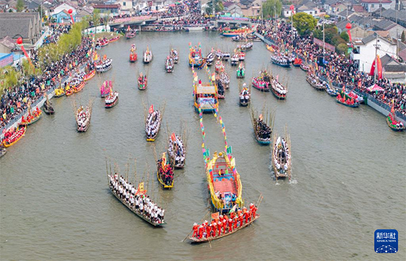 ?4月4日，選手在參加茅山會(huì)船盛會(huì)（ 無(wú)人機(jī)照片）。?新華社發(fā)（顧繼紅 攝）