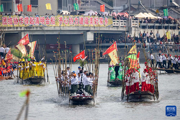 ?4月4日，選手在參加茅山會(huì)船盛會(huì)。新華社發(fā)（湯德宏 攝）