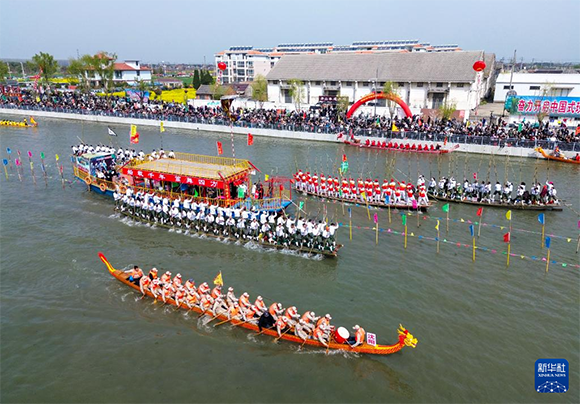 4月4日， 選手在參加茅山會(huì)船盛會(huì)（無(wú)人機(jī)照片）。新華社發(fā)（顧繼紅 攝）