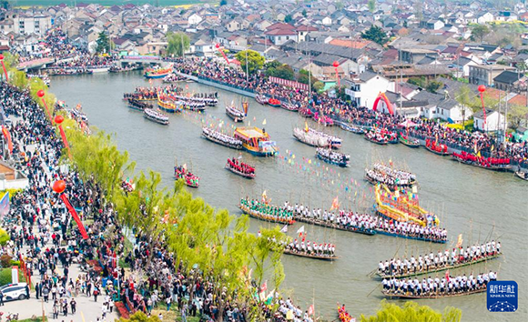 4月4日，選手在參加茅山會(huì)船盛會(huì)（無(wú)人機(jī)照片）。?新華社發(fā)（周社根 攝）