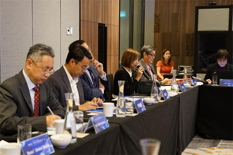 《南洋商報》總編輯羅依薇（左四）進行致辭。林俊揚攝