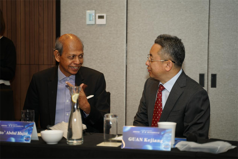 分享會現場，中方記者同與會代表進行友好交流。林俊揚攝