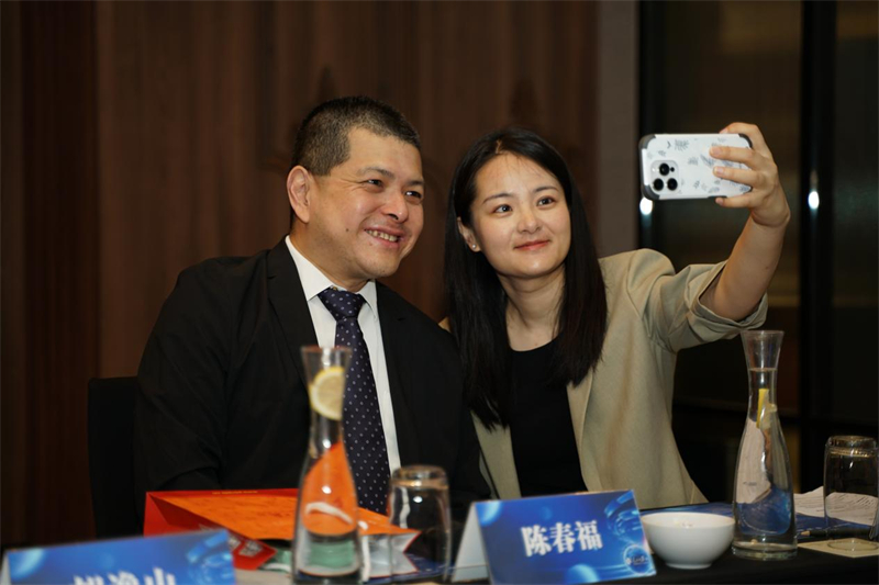 分享會上，中方記者同與會代表合影留念。林俊揚攝