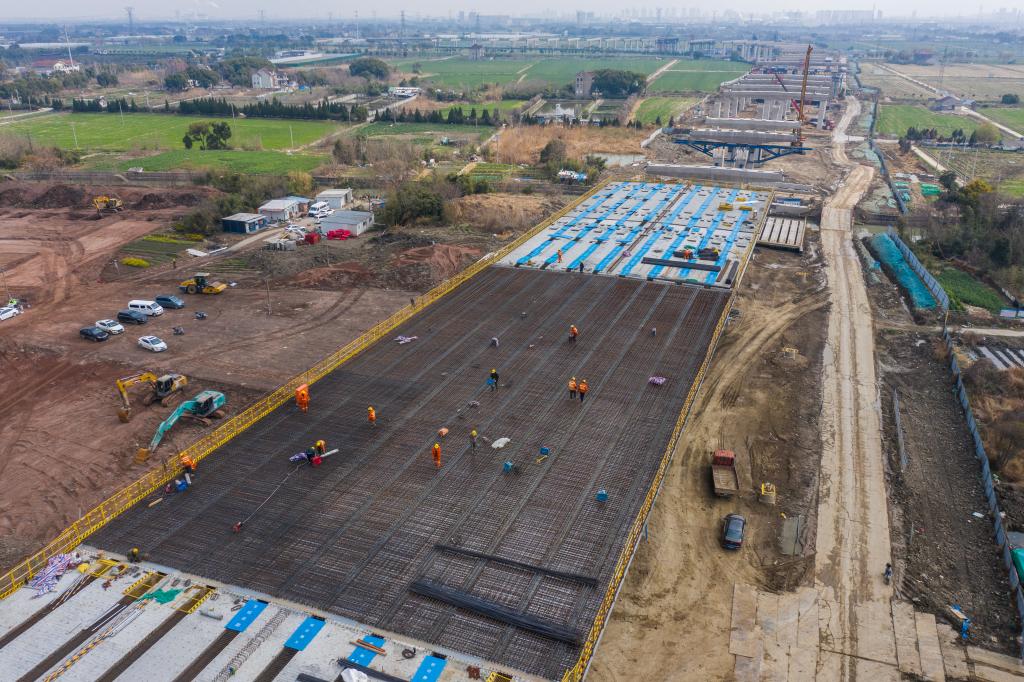 3月7日，在524國道秀洲王江涇至新塍公路工程TJ02標段，作業(yè)人員正在進行60米鋼混組合梁現(xiàn)澆橋面板鋼筋焊接及綁扎作業(yè)（無人機照片）。新華社記者 徐昱 攝