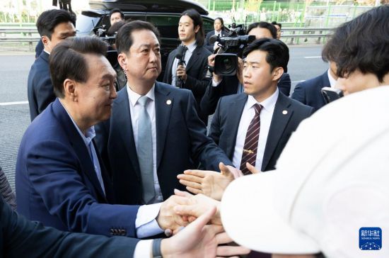 4月11日，韓國前總統(tǒng)尹錫悅（左一）在離開首爾漢南洞官邸時與支持者握手。新華社發(fā)（全休相攝）