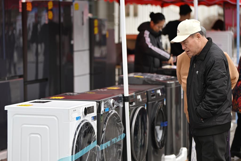 3月28日，天津市北辰區(qū)舉行2025年消費品以舊換新惠民服務活動，吸引眾多市民前來選購。新華社記者 李然 攝