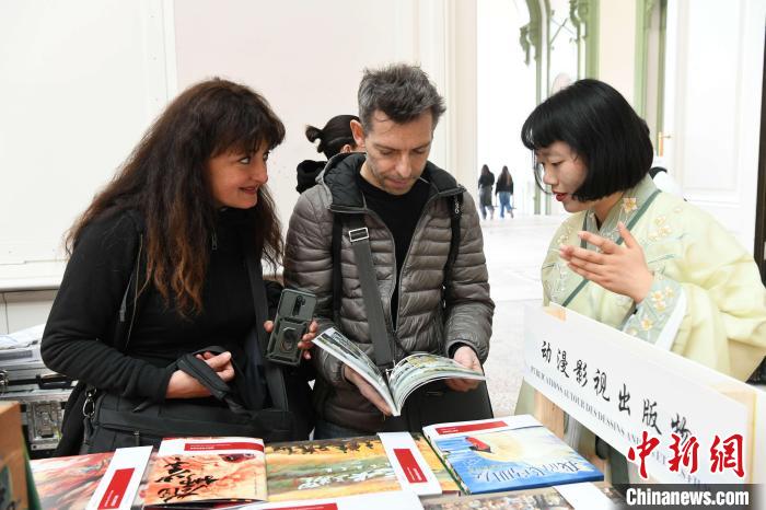 當(dāng)?shù)貢r間4月11日，2025年巴黎圖書節(jié)在巴黎大皇宮揭幕。中國出版代表團攜千余種中國精品圖書亮相展會。 中新社記者 李洋 攝