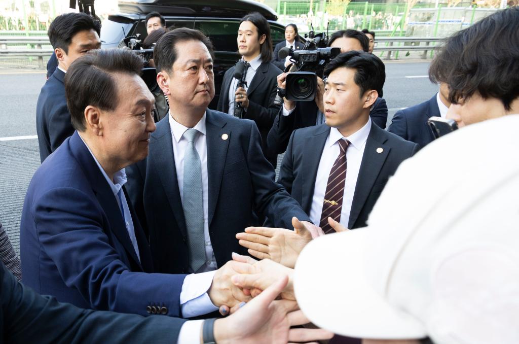 4月11日，韓國(guó)前總統(tǒng)尹錫悅（左一）在離開首爾漢南洞官邸時(shí)與支持者握手。新華社發(fā)（全休相攝）