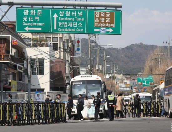  4月3日，在韓國首爾，警察在韓國憲法法院附近進(jìn)行交通管制。新華社記者姚琪琳攝