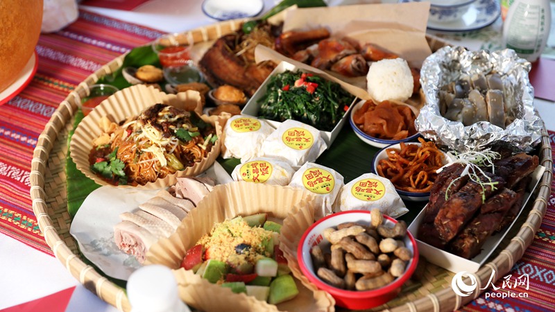 長(zhǎng)桌宴上擺滿(mǎn)了海南特色佳肴。人民網(wǎng)記者 符武平攝