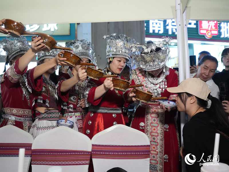 游客體驗(yàn)互動(dòng)演出《高山流水》。人民網(wǎng)記者 張力洋攝