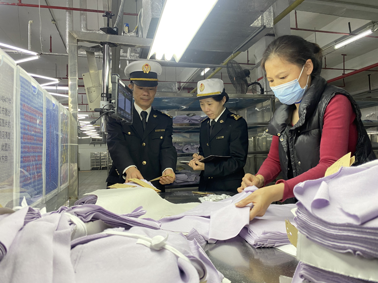 黃埔海關(guān)關(guān)員到毛織企業(yè)開展調(diào)研。周青攝
