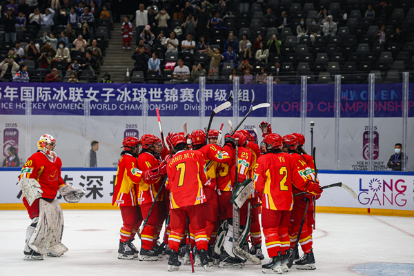 中國(guó)隊(duì)球員慶祝勝利。圖片來(lái)源：中國(guó)冰球協(xié)會(huì)