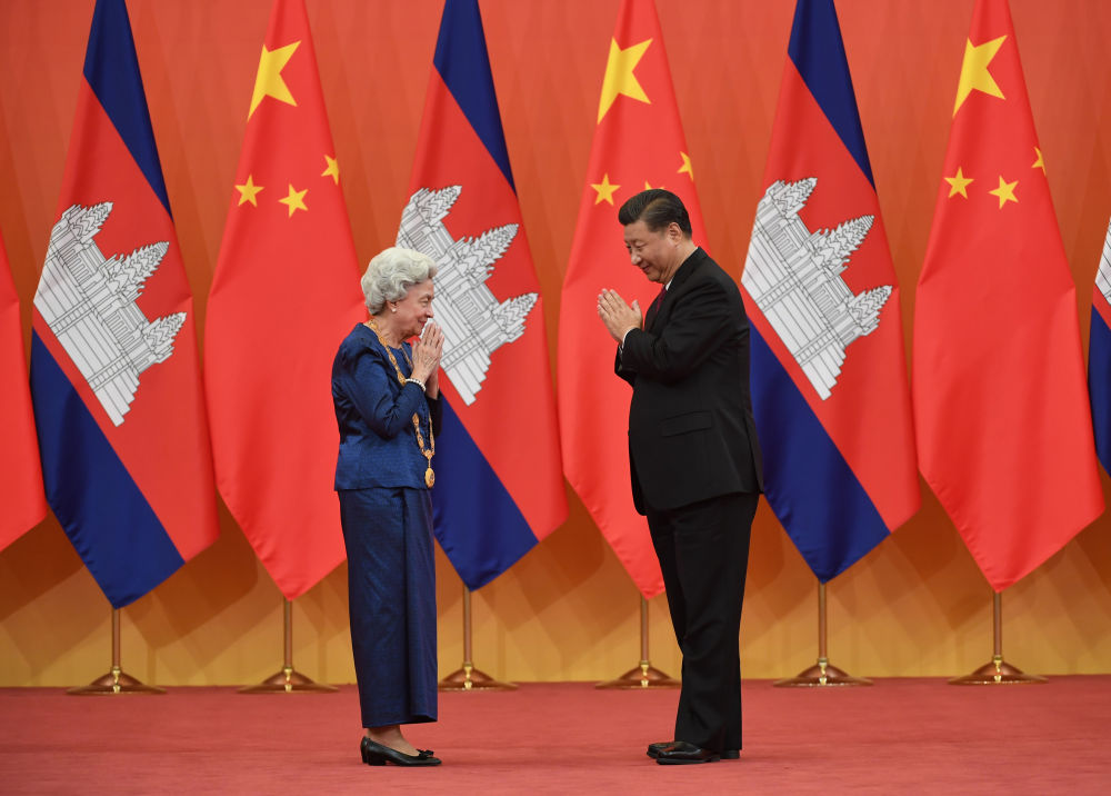 2020年11月6日，國家主席習(xí)近平在北京人民大會堂為柬埔寨太后莫尼列舉行中華人民共和國“友誼勛章”頒授儀式。