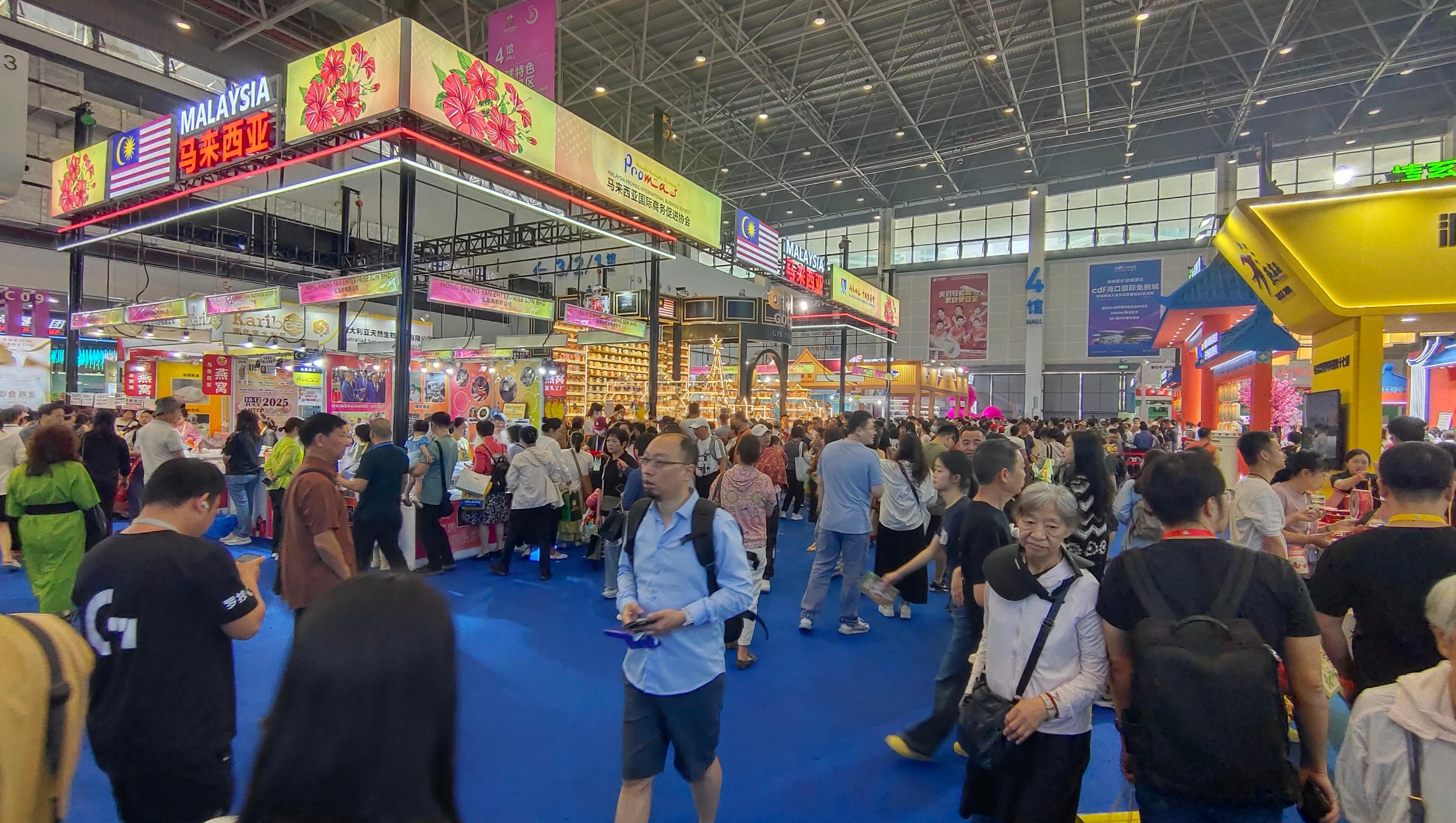 消博會(huì)迎來(lái)公眾開(kāi)放日，眾多市民、客商來(lái)到展館參觀、購(gòu)物。人民網(wǎng)記者 李彤?dāng)z