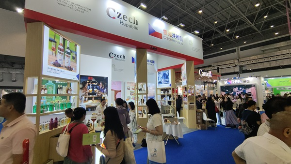 觀展者在各國(guó)展臺(tái)采購(gòu)、咨詢(xún)。人民網(wǎng)記者 李彤?dāng)z