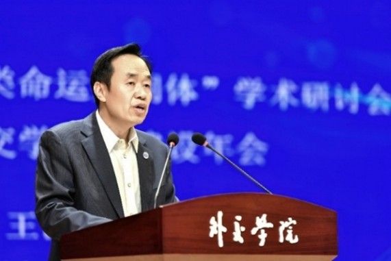 外交學院黨委書記王世廷大使致辭。主辦方供圖
