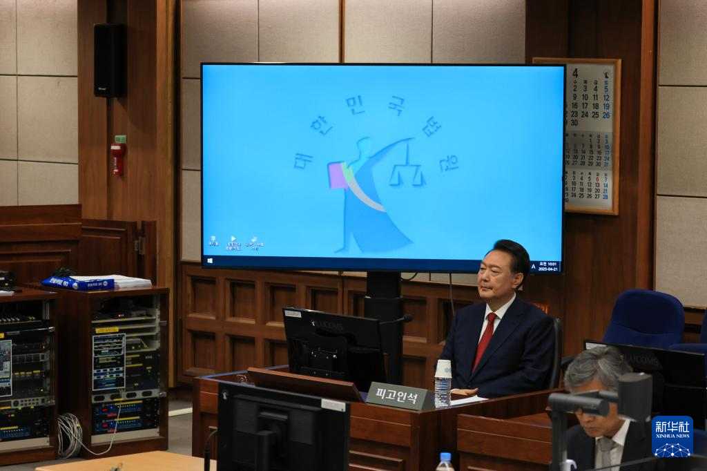 4月21日，尹錫悅在韓國(guó)首爾中央地方法院出席庭審。新華社/紐西斯通訊社