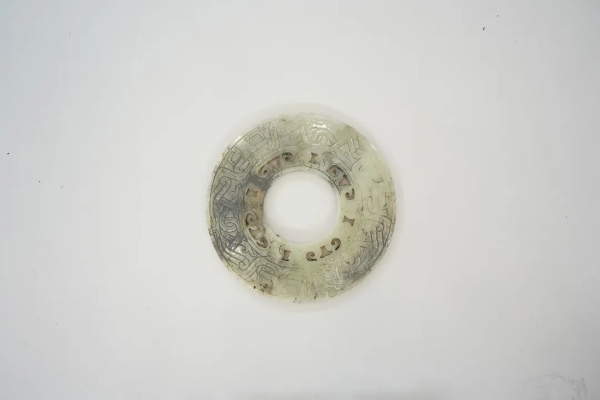 武王墩一號(hào)墓出土的鏤孔玉璧。全國(guó)十大考古新發(fā)現(xiàn)活動(dòng)辦公室供圖