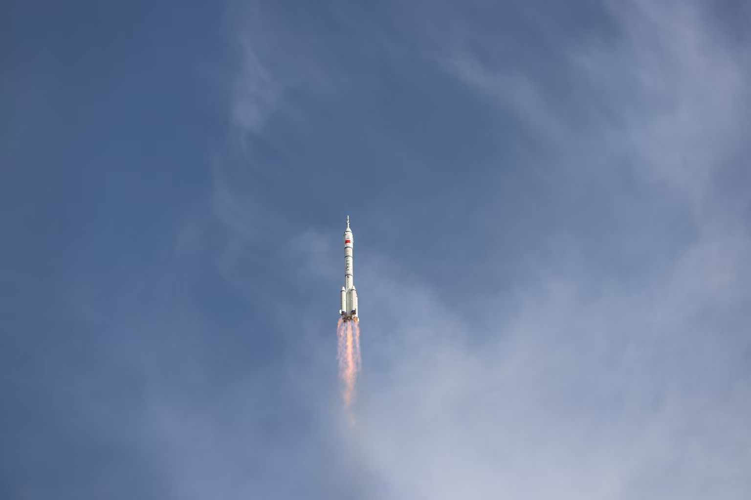 長(zhǎng)征二號(hào)F遙二十運(yùn)載火箭點(diǎn)火發(fā)射。人民網(wǎng)記者 黃帆攝