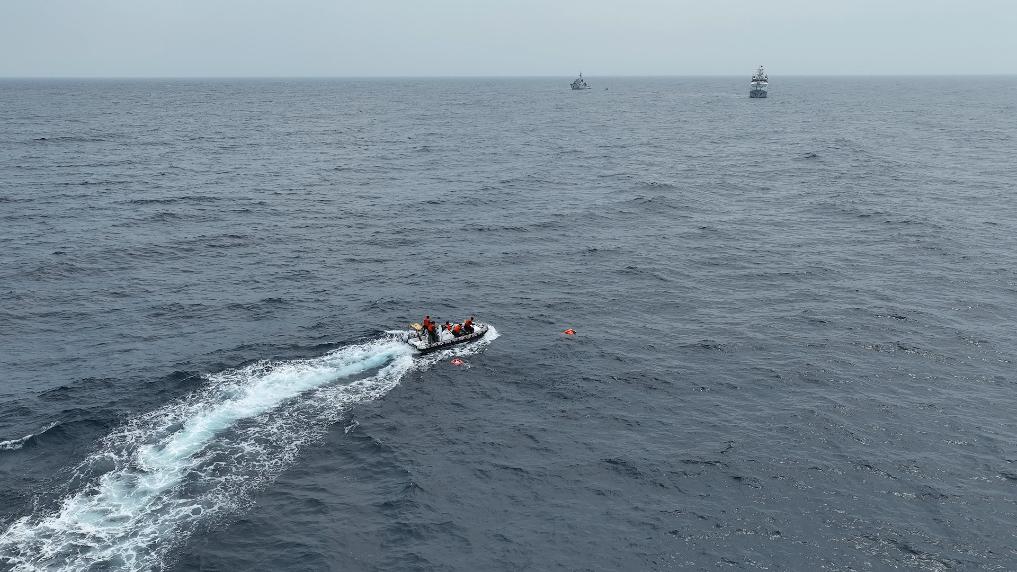 4月23日，中越海警開展海上聯(lián)合搜救演練，模擬營救落水人員。（中國海警供圖）