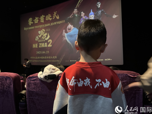 圖為首映式現(xiàn)場(chǎng)，一位小朋友身穿帶有《哪吒2》電影元素的衣服。人民網(wǎng)記者 張朋輝攝