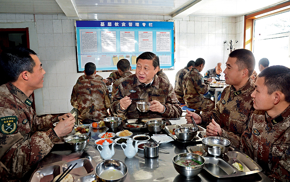 2014年1月26日，習(xí)近平主席專程來到內(nèi)蒙古軍區(qū)邊防某部，親切看望慰問戍邊官兵。這是在連隊食堂，習(xí)近平主席同戰(zhàn)士們一起用餐。