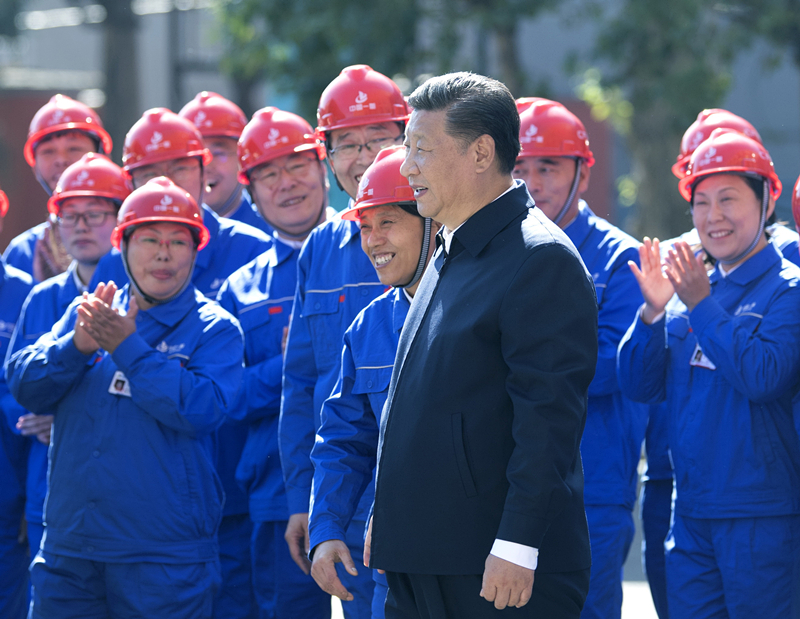 2018年9月26日，在中國一重集團，習近平總書記走到工人中間，同大家親切交流。