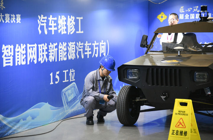 2024年9月11日，由全國總工會(huì)、人力資源和社會(huì)保障部等單位主辦的第八屆全國職工職業(yè)技能大賽決賽在陜西開幕。這是選手在位于西安國際會(huì)展中心的比賽場(chǎng)地參加汽車維修工（智能網(wǎng)聯(lián)新能源汽車方向）工種比賽。新華社記者 張博文 攝