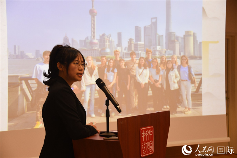 斯德哥爾摩考試中心經(jīng)理陳曦介紹“漢語水平考試”情況。人民網(wǎng)記者 殷淼攝