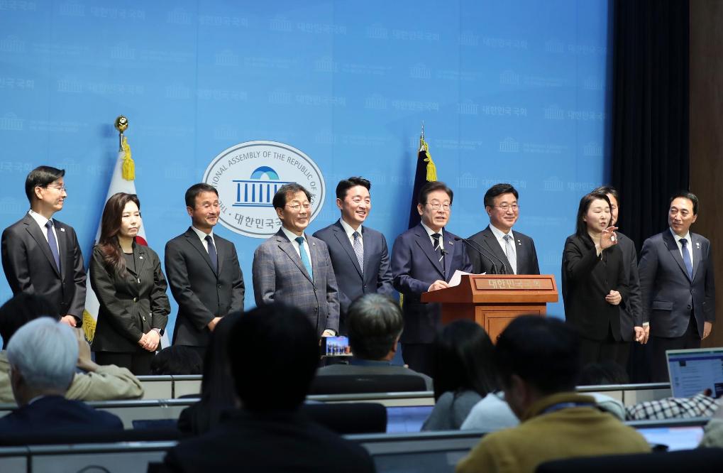 4月11日，李在明在韓國(guó)首爾舉行的新聞發(fā)布會(huì)上介紹他的總統(tǒng)競(jìng)選團(tuán)隊(duì)。新華社記者姚琪琳攝