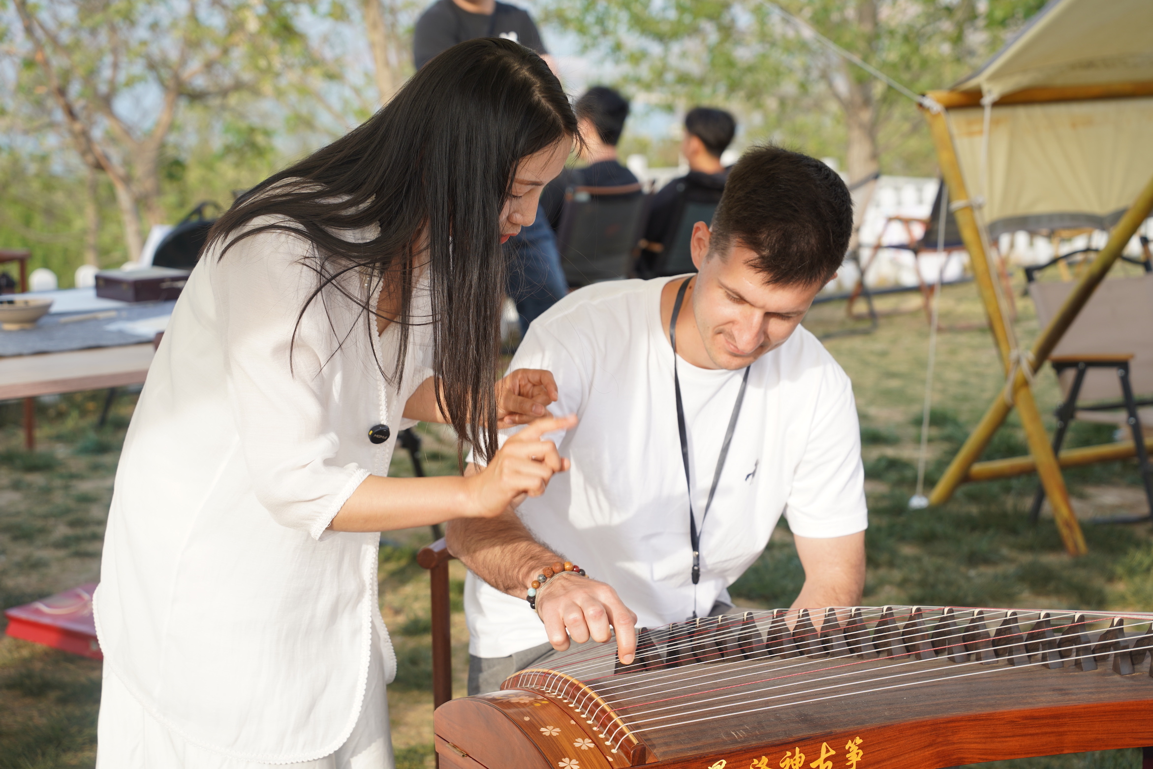 外媒體記者古箏體驗(yàn)。主辦方供圖