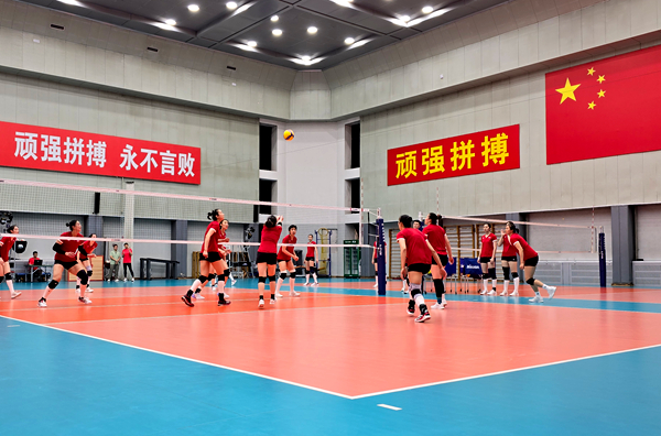 4月28日，中國女排在主教練趙勇的帶領(lǐng)下進(jìn)行訓(xùn)練。人民網(wǎng)記者 胡雪蓉攝