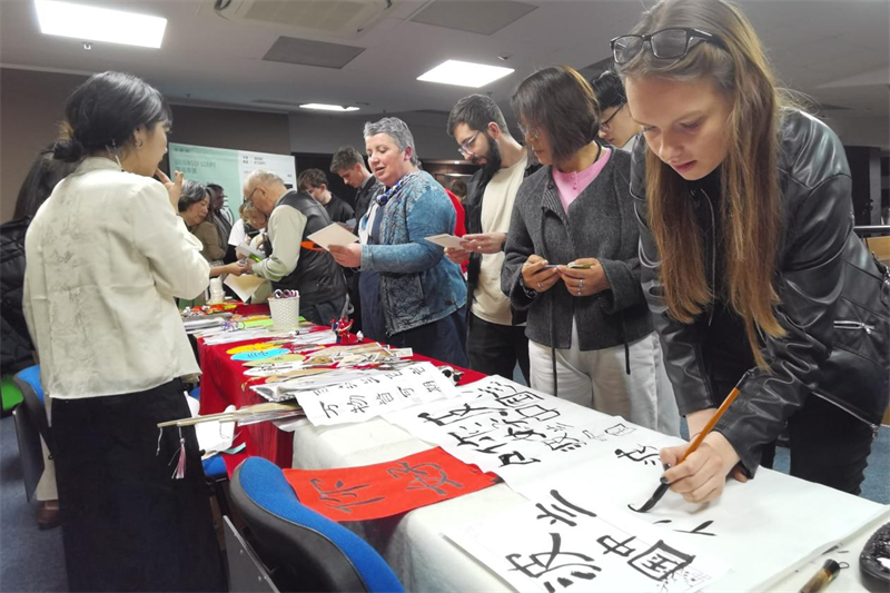 現(xiàn)場(chǎng)來賓體驗(yàn)中國傳統(tǒng)文化。中國駐波蘭大使館供圖。
