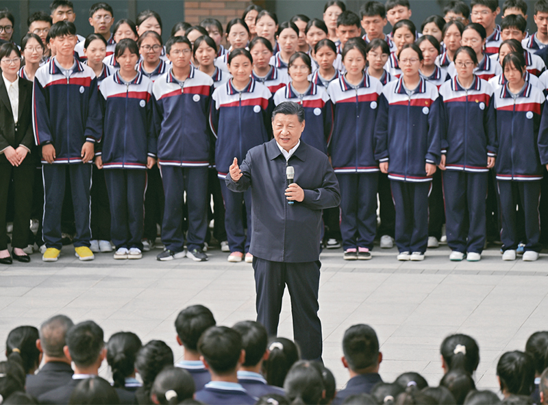 2024年6月18日至19日，中共中央總書記、國家主席、中央軍委主席習(xí)近平在青海考察。這是18日下午，習(xí)近平在果洛西寧民族中學(xué)考察時(shí)，同師生們親切交流。 新華社記者 岳月偉/攝